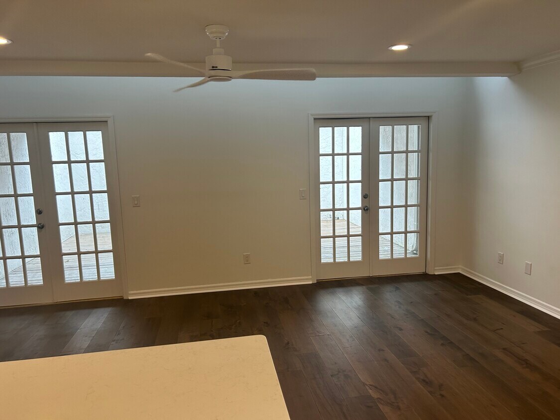 Salón con acceso a una amplia terraza trasera. - 1144 Washington Ave