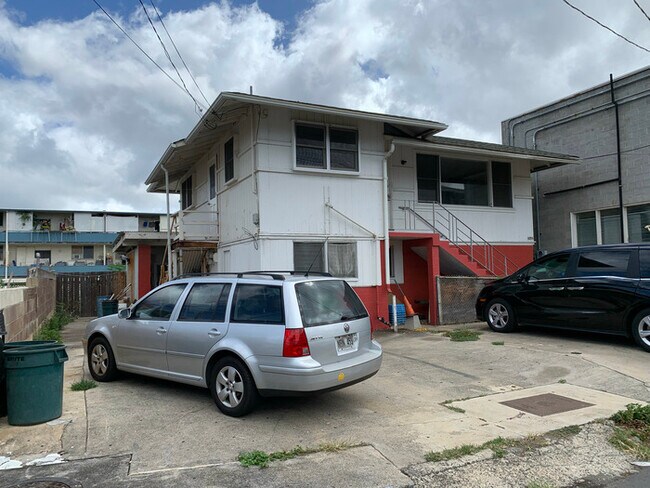 Building Photo - 3 Bedroom/1 Bathroom-One Tandem Parking/Ne...