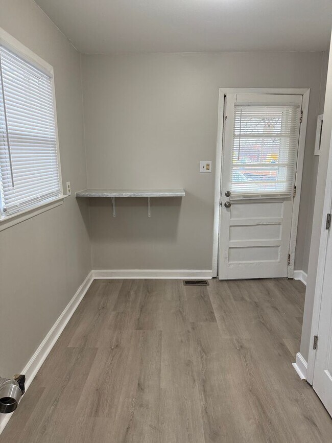 Foto del edificio - Renovated 3 Bedroom Across From N Elm Village!