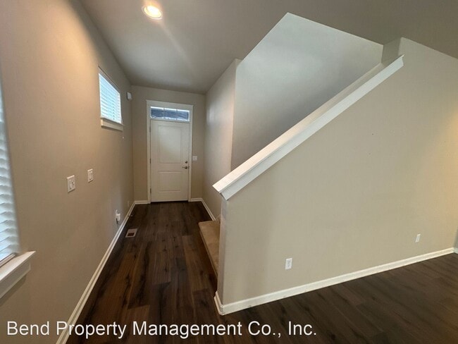 Building Photo - 3 br, 2.5 bath House - 63135 NE Black Powd...