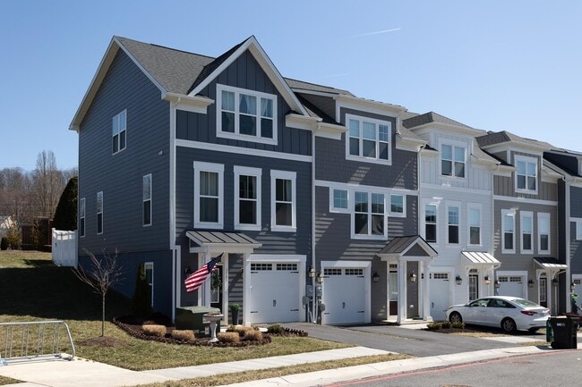 Building Photo - 3381 Monterey Dr