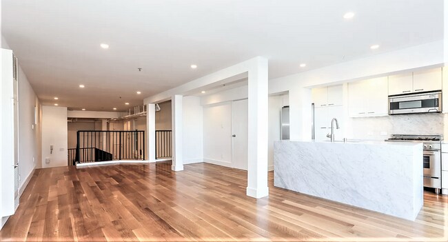 Foto del edificio - 846 North Point Street, Unit Ground (A)