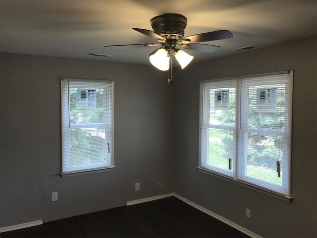 Building Photo - 1018 Lewis Ave