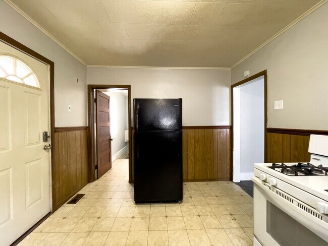 Foto del edificio - 2 Bedroom Home, Fenced in Backyard + Garage! Available Now!