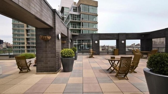 Foto del edificio - CENTER BOULEVARD & 47TH RD