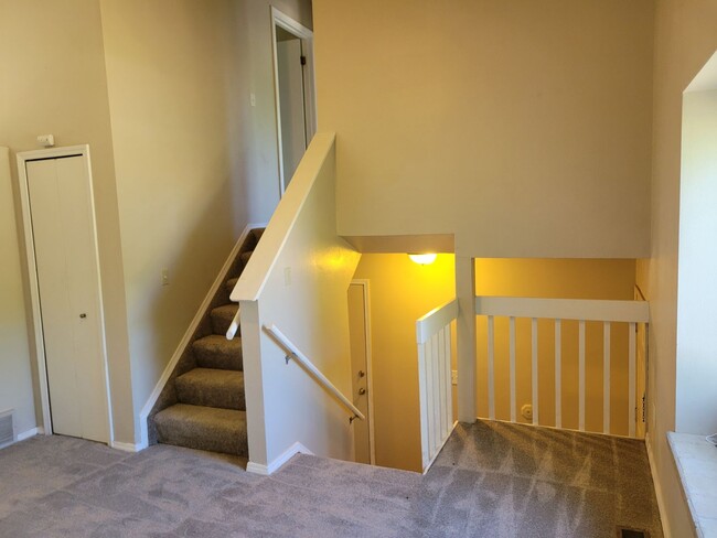 Building Photo - Single Family 3 bedroom, 1 bathroom - Avai...