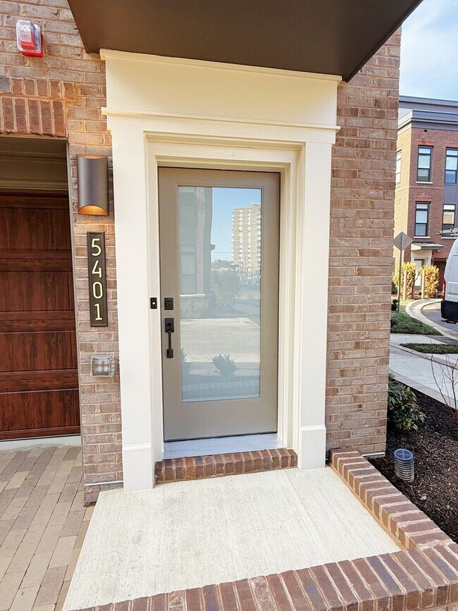 Foto del edificio - Brand new 4 level, 4 Bedroom Townhome with Elevator!
