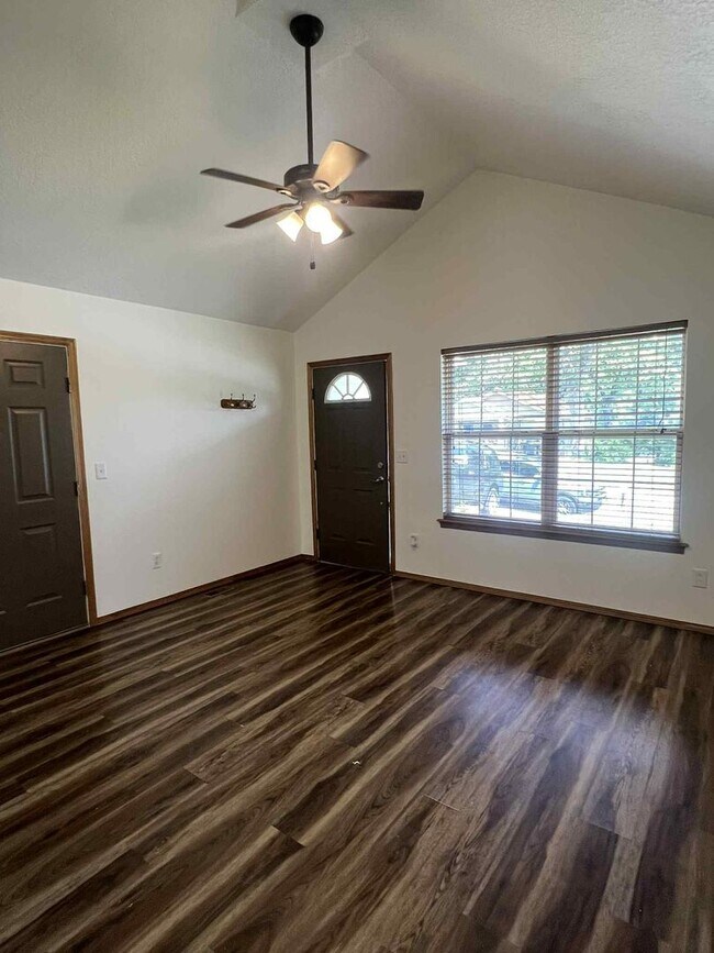 Foto del edificio - COMING SOON: BEAUTIFUL 3 BEDROOM / 2 BATHROOM HOUSE WITH FENCED IN YARD, PORCH, AND SHED LOCATED ...