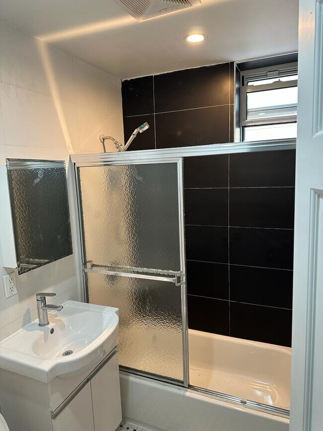 Building Photo - 454 Avenue Y