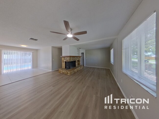 Building Photo - 8001 CottonWoode Dr