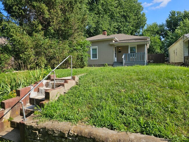Building Photo - 319 W Linden Ave