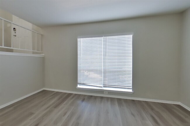Building Photo - 8610 Pine Shores Dr