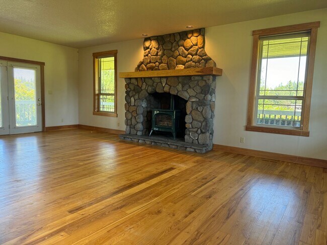 Foto del edificio - Make this beautiful country home yours! Our home is available for immediate rent.