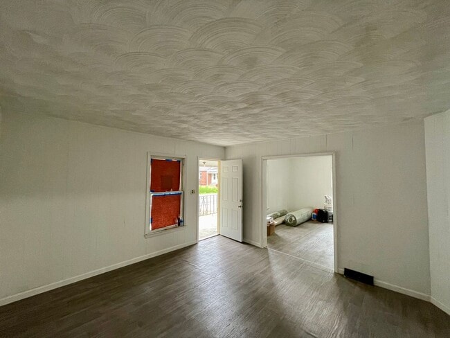 Building Photo - 2 Bedroom 1 Bath with All New Interior