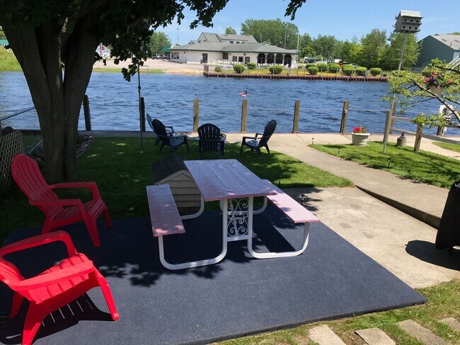 Foto del edificio - 2 Bedroom fully furnished home that includ...