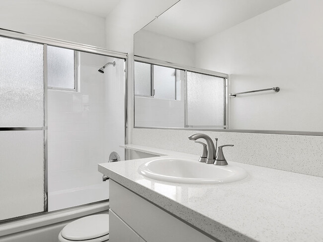 Con un estilo moderno baño con ducha y bañera. - Woodbridge Park