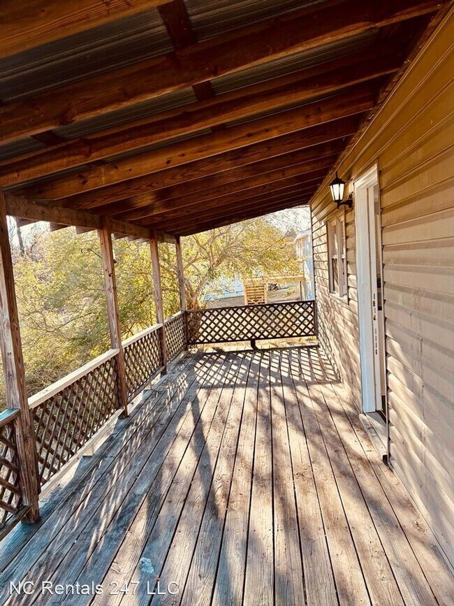 Building Photo - 3 br, 1 bath House - 4126 Kivett Dr, James...