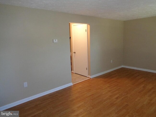 Building Photo - 2044 Tanglewood Dr