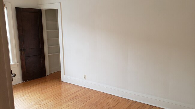 Bedroom with walk-in - 2519 Hennepin Ave