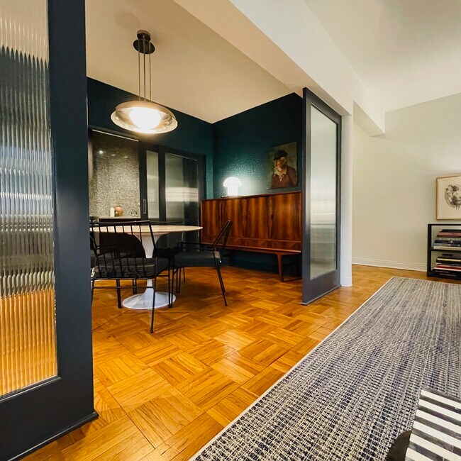 Foto del edificio - 5048 N Marine Dr