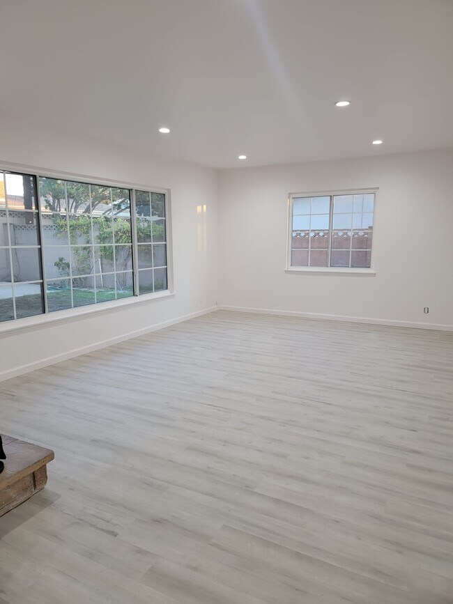 Living Room - 1506 S Royer Ave