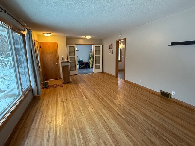 Building Photo - 2505 Zinran Ave S