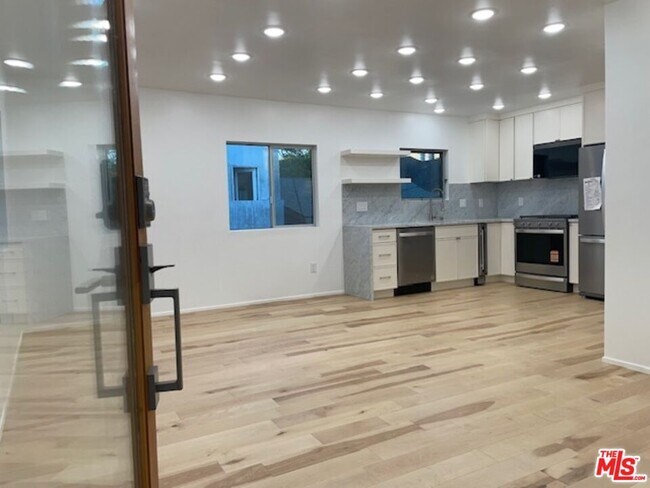 Foto del edificio - 245 Windward Ave