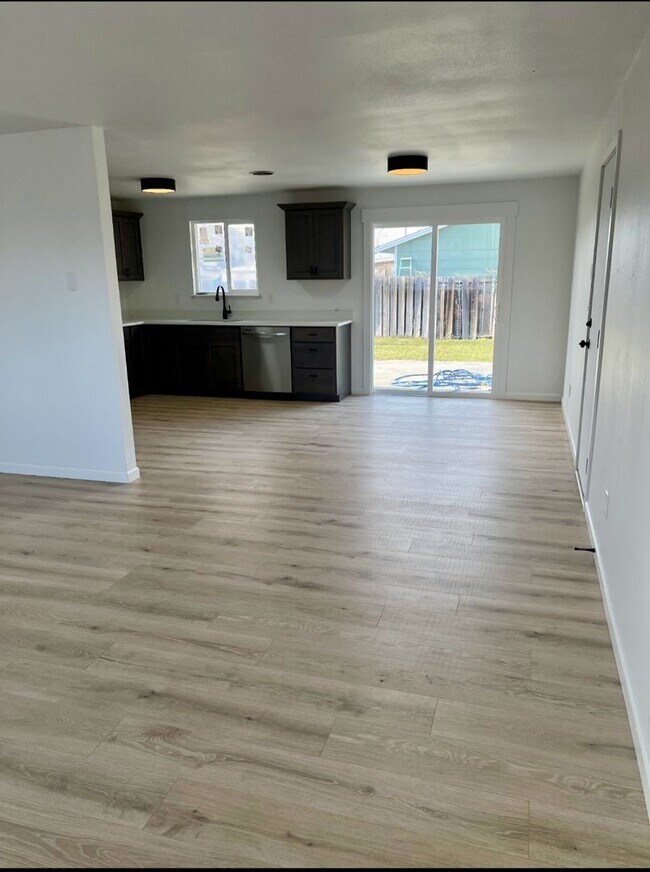 Foto del edificio - Renovated 4 Bedroom Home