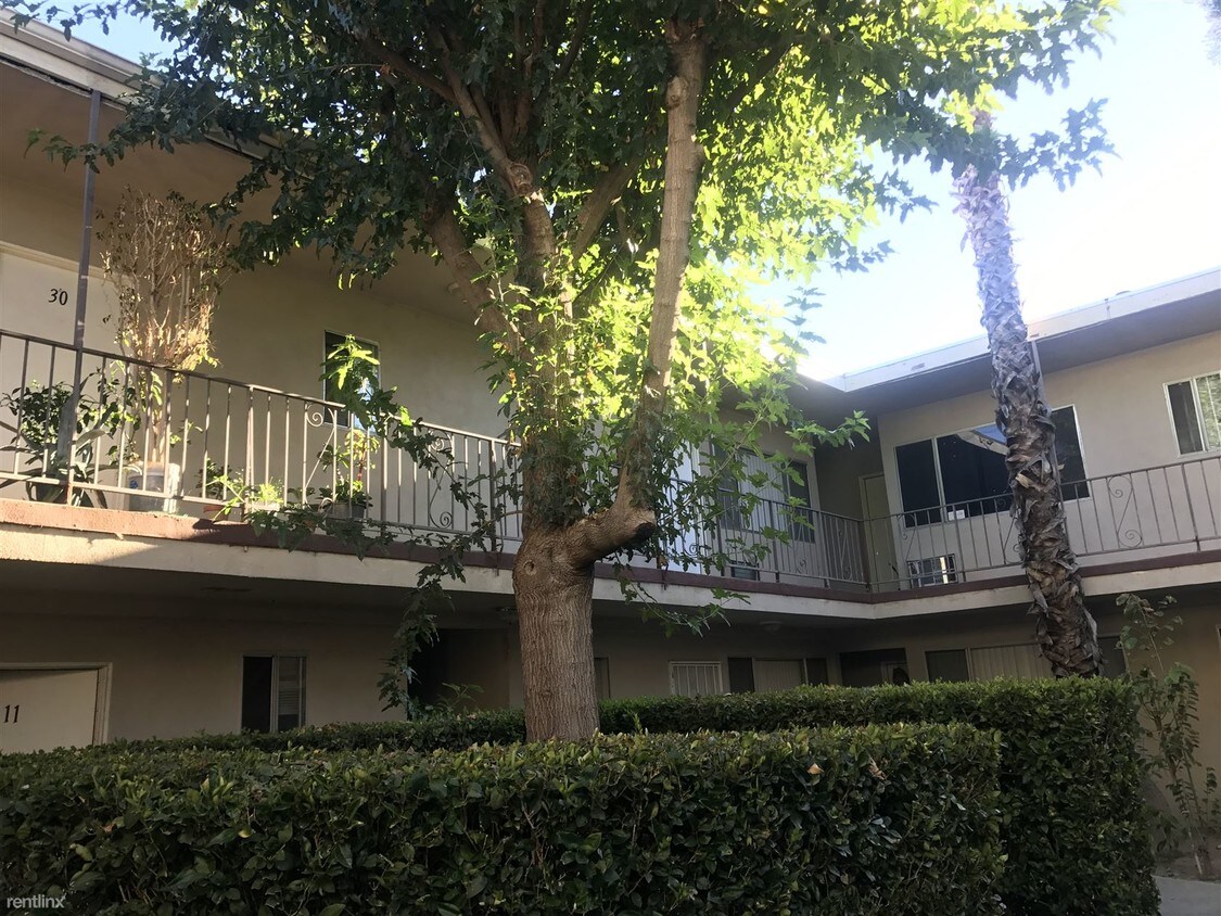 Foto principal - 19035 Sherman Way