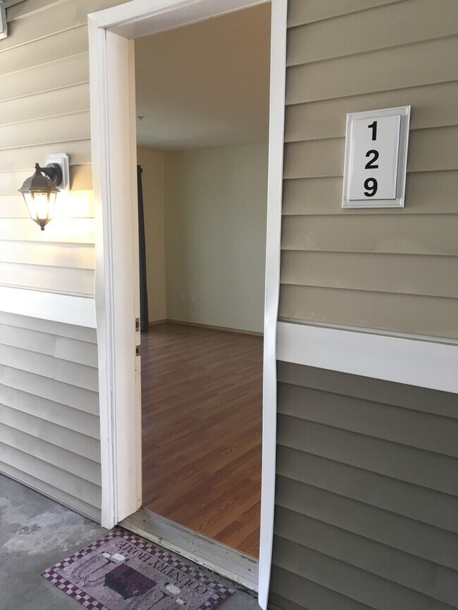 Foto del edificio - AVAILABLE NOW Spacious condo near shopping