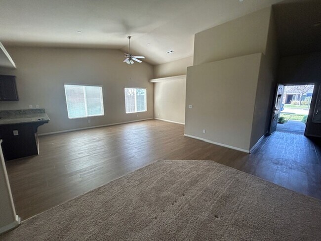 Foto del edificio - Beautiful & Spacious home!