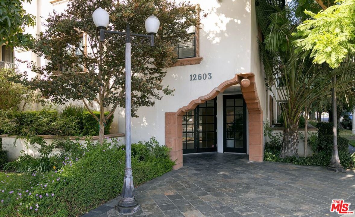 Foto principal - 12603 Moorpark St