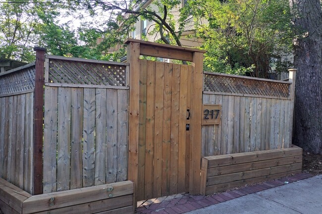 Photo du bâtiment - 215 Carlton St.