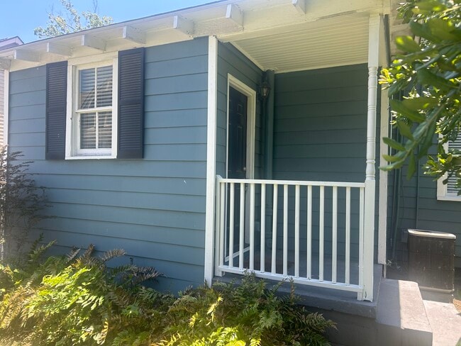 Building Photo - 520 E Hall Ln