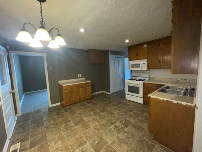 Building Photo - Adorable 3 bedroom, 2 bathroom Home in Ray...