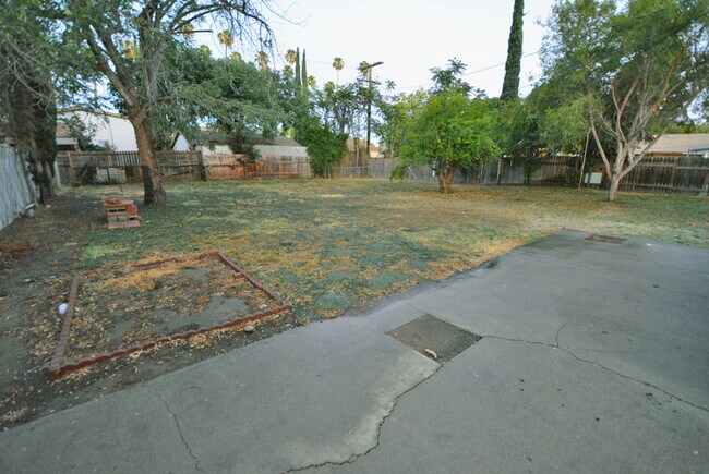 Building Photo - 7416 Owensmouth Ave
