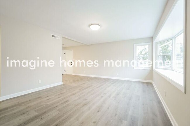 Foto del edificio - Recently Renovated 4 Bedroom, 1 Bath Home ...