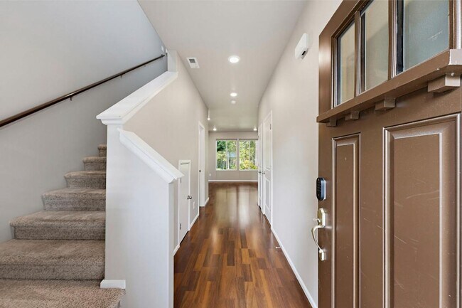 Foto del edificio - Spacious Lacey Golf Course Townhouse | 3-Bed Home with Gas Fireplace, Quartz Countertops & Huge P...