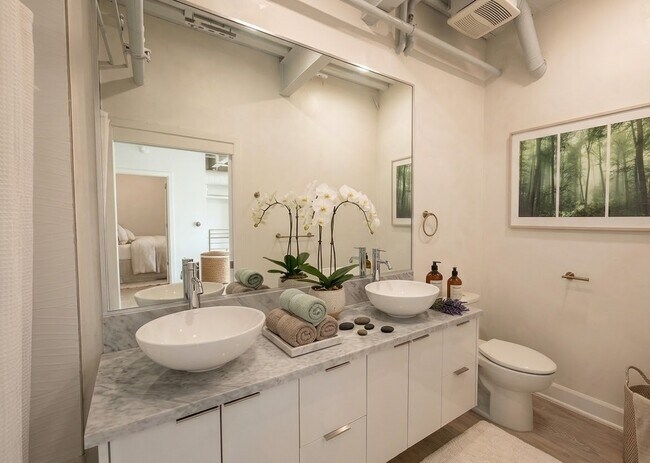 Building Photo - HWH Luxury Living