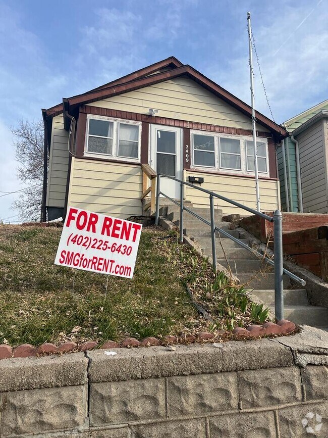 Vinton Street Apartments for Rent with Hardwood Floors Omaha, NE 1