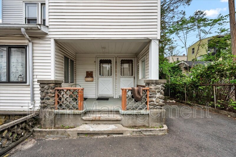 Primary Photo - 31 Young St