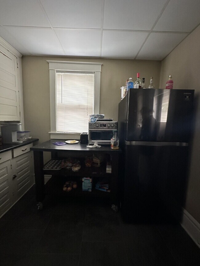 Foto del edificio - 6 bedroom 2 bath Duplex - available for June 1st close to UWEC!