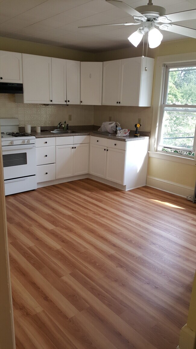 Building Photo - 460 S Quaker Ln