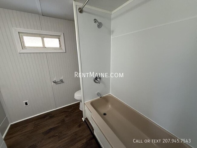 Foto del edificio - 681 Main Rd N