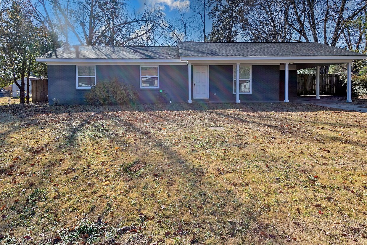 Primary Photo - Home for rent in Prattville