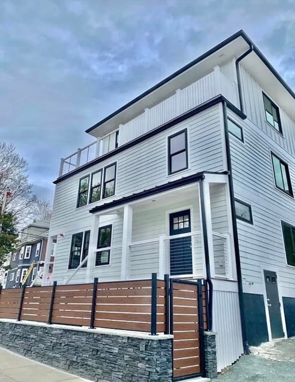 Building Photo - 35 Hunnewell Ave