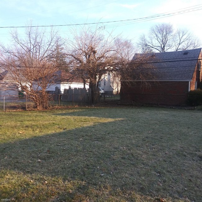 Foto del edificio - 3 br, 1.5 bath House - 21938 Birchwood Ave