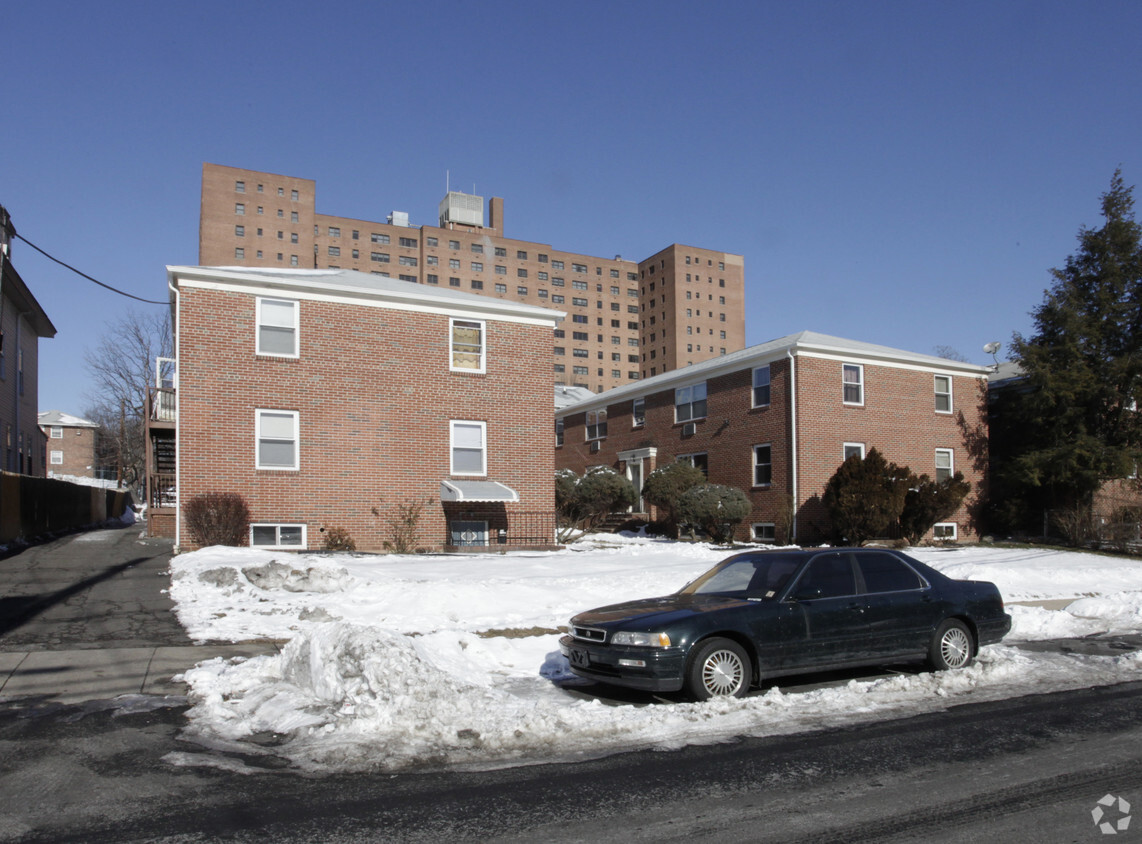 Building Photo - Oakwood Gardens