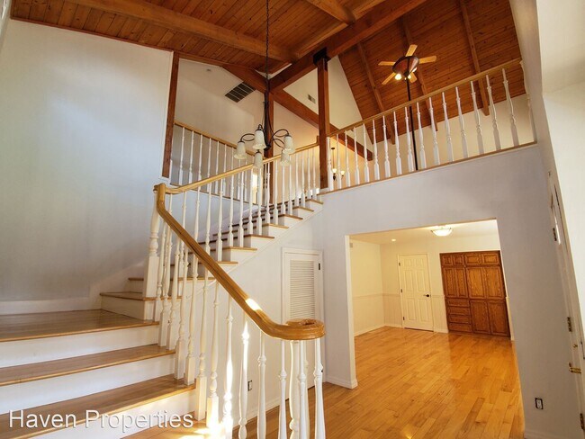 Building Photo - 3 br, 2.5 bath House - 9215 Poplar Ave