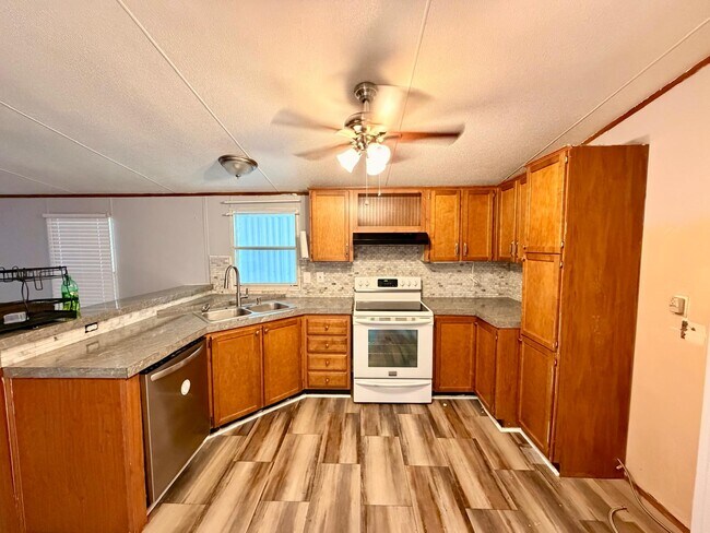 Foto del edificio - 11007 Creekwood Dr